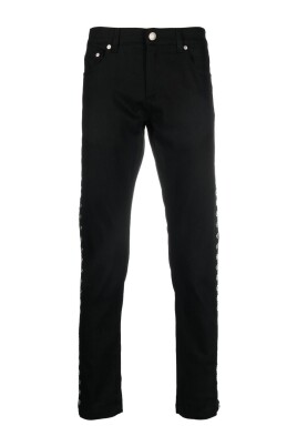 black-skinny-jeans-with-logo-patch