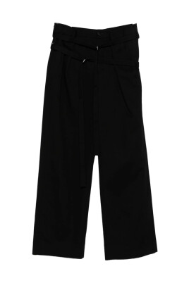 robe-noire-a-details-plisses-et-ceinture-a-la-taille