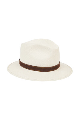 beige-straw-hat-med-morkebrunt-baelte