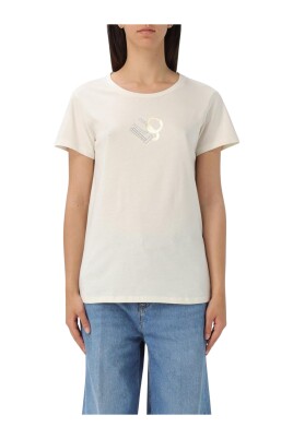 t-shirt-med-logotyp-och-dekoration