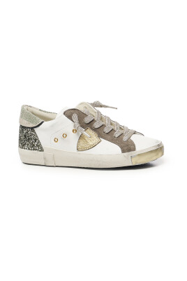 sneakers-blanches-avec-details-du-logo