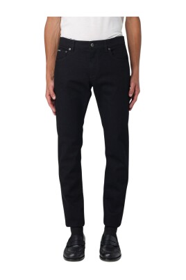 classic-regular-fit-jeans-with-practical-pockets
