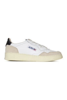 sneakers-en-cuir-blanc-design-elegant