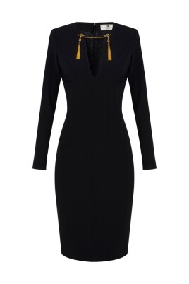 robe-en-crepe-leger-avec-chaine-de-bijoux