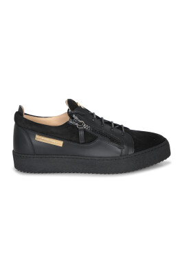 black-sneakers-for-men-stylish