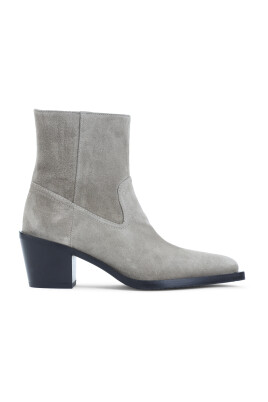 bottines-en-daim-nude-and-neutrals