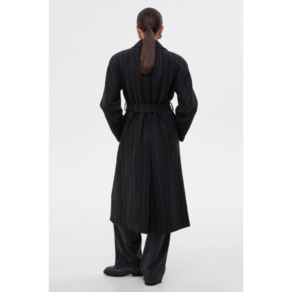 Estro Lange Zwarte Gestreepte Mantel Met Riem Black Dames