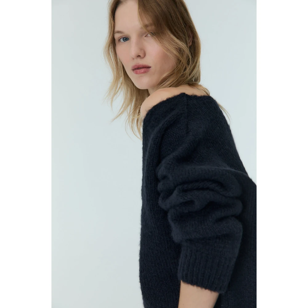 The New Society Midnight Navy V-Neck Jumper Blue Dames
