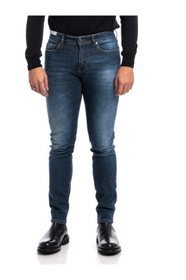 rock-jeans-for-a-stylish-look