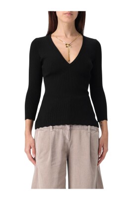 pull-noir-col-v-en-maille-cotelee