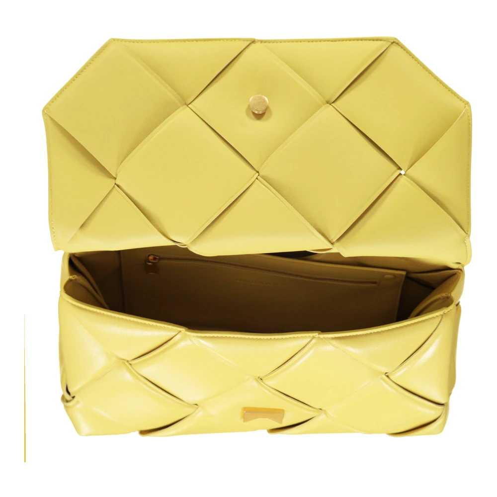 Bottega Veneta Nappa Handtas met Interlock Sluiting Yellow Dames