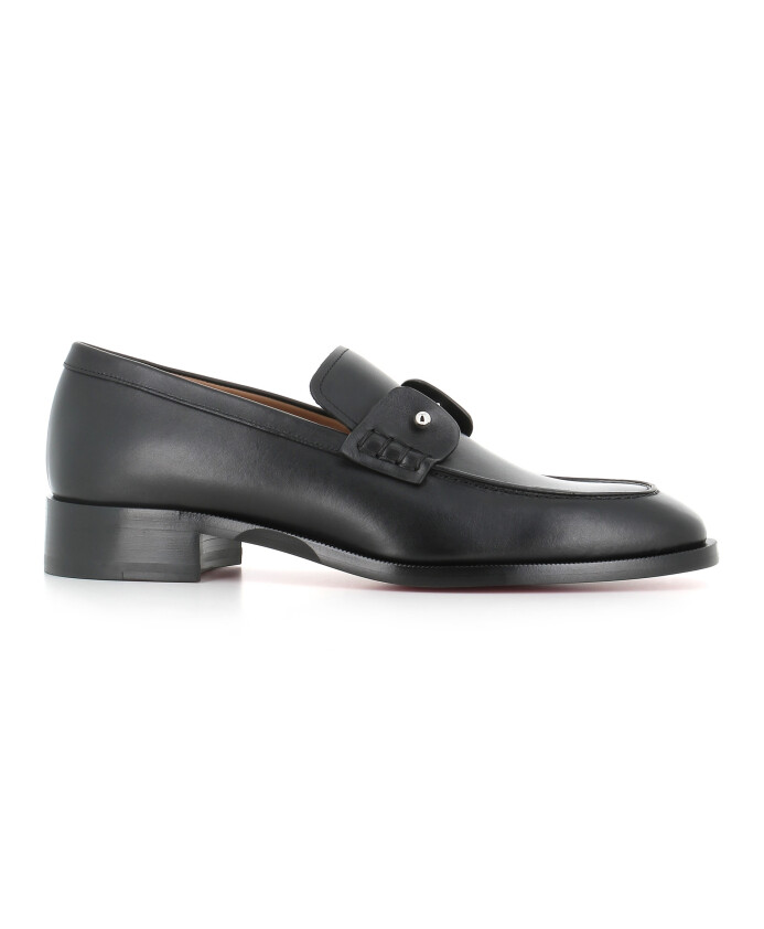 mocassins-en-cuir-noir-avec-epingle-argentee