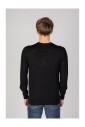 maille-tricot-noir-col-rond