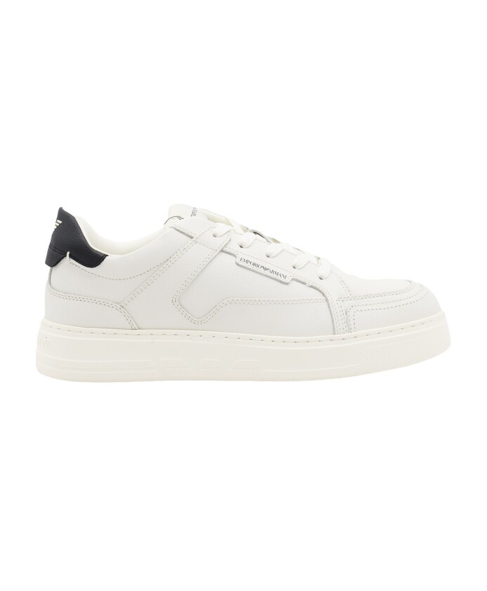 sneakers-blanc-bleu-logo-patch