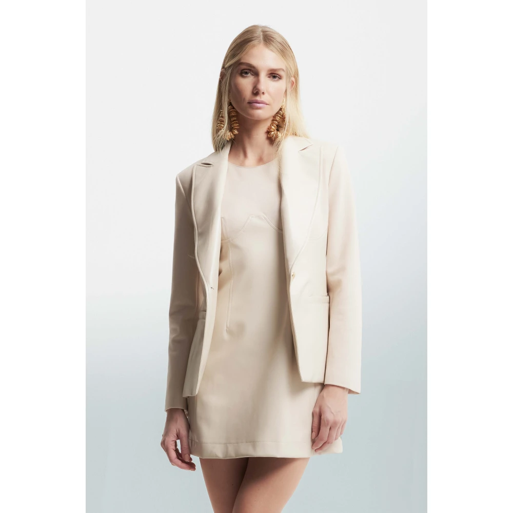 Kocca Stijlvolle Fitted Jacket met Welt Pockets Beige Dames