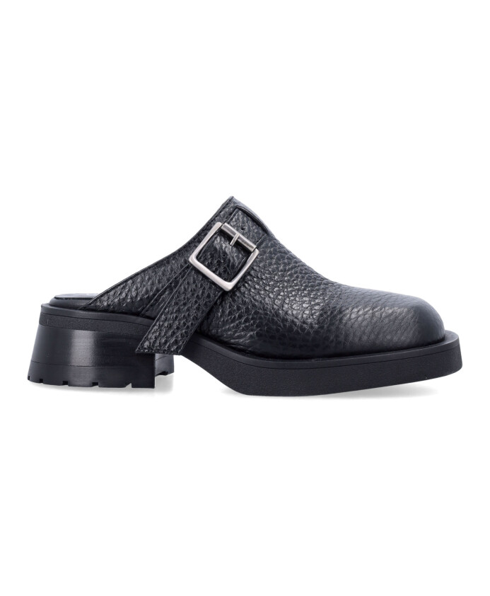 mules-en-cuir-noir-a-boucle-fermee
