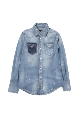 chemise-bleue-avec-eclaboussures-de-peinture-pour-enfants