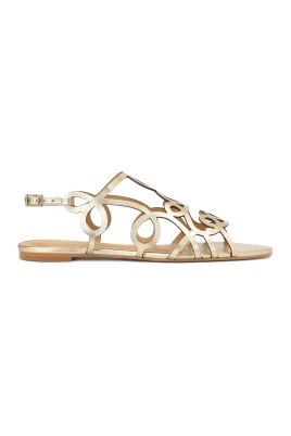 Guld sandaler med ett fint mönster