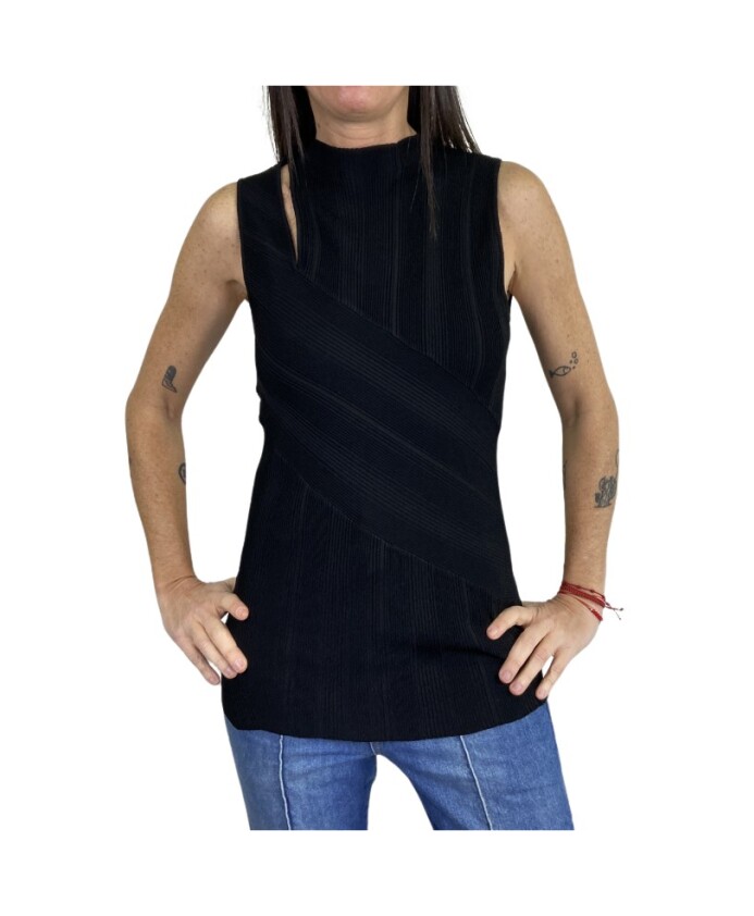top-noir-en-tricot-avec-ouverture-a-lepaule
