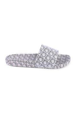 brown-monogram-pattern-slide