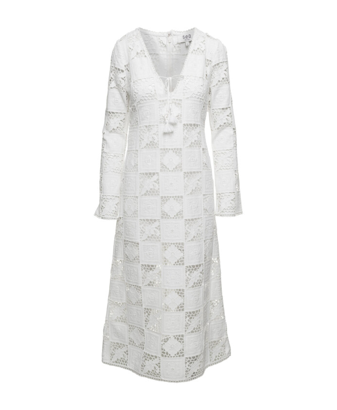 robe-blanche-brodee-col-en-v