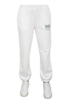 white-sweatpants-casual-style