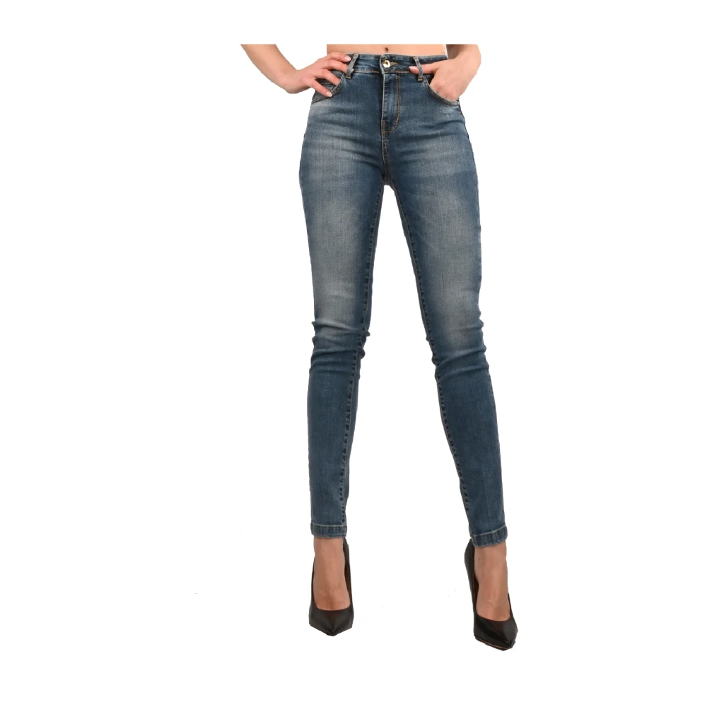Kocca Slim-fit Jeans Op zoek naar een stijlvol en comfortabel paar slim-fit jeans? Zoek niet verder dan `s Skinny en Light Washing Model. Gemaakt van hoogwaardig katoen zijn deze vijf-pocket jeans perfect voor elke modebewuste vrouw. Blue Dames