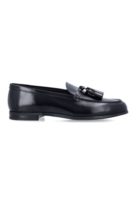 black-closed-loafer-elegant-womens-shoes
