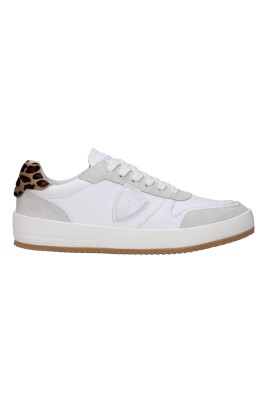 sneakers-en-cuir-blanc-avec-detail-logo