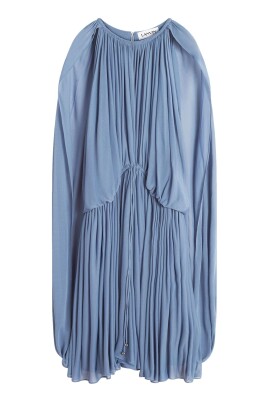 robe-bleue-en-soie-plissee-avec-cape