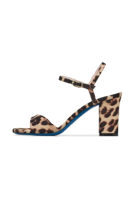 Sandaler i leopardtryckt tyg
