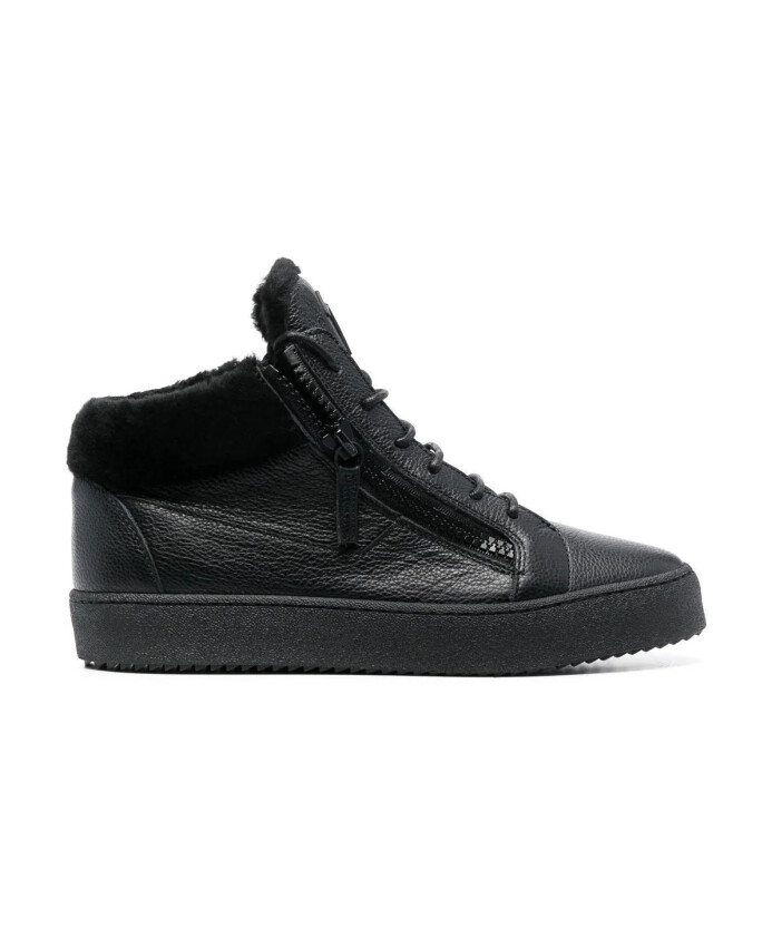 black-elegant-closed-flats-sneakers