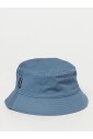 enfant-chapeau-seau-noir