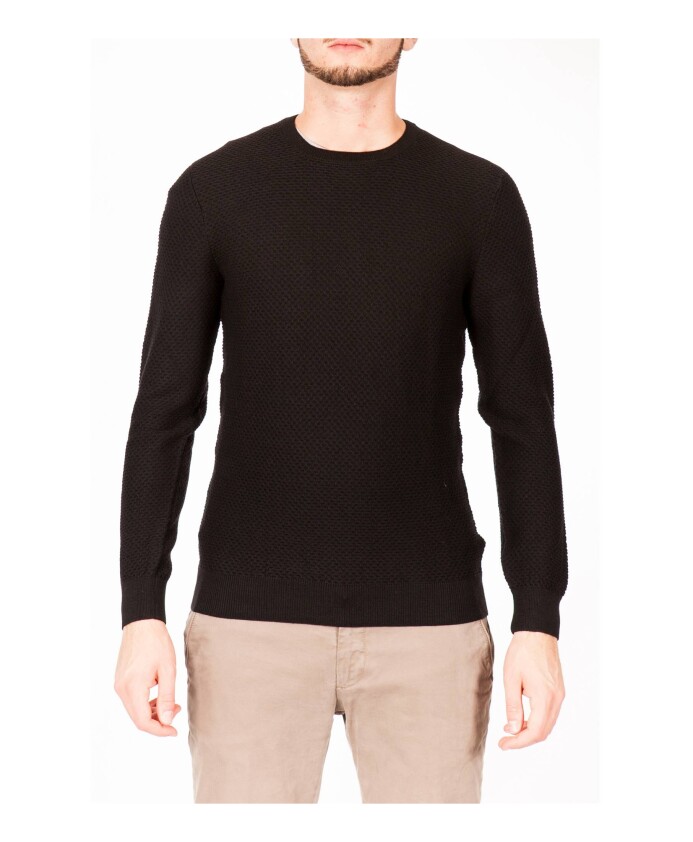round-neck-knitwear