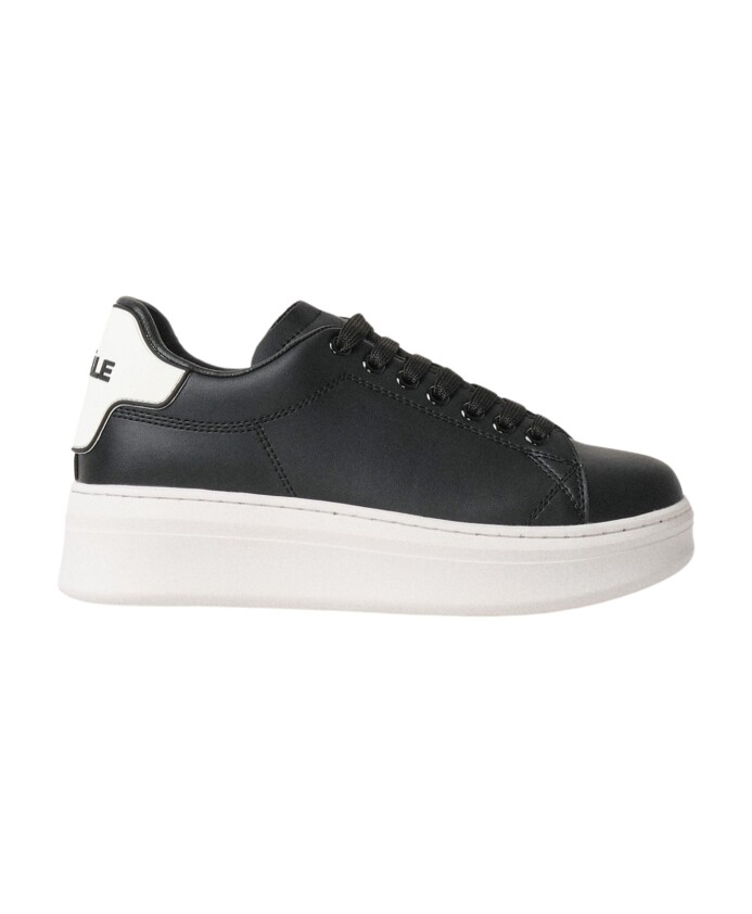 sneakers-en-cuir-noir-avec-patch-en-caoutchouc