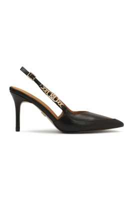 Svarta slingback-pumps med metallmonogram.Denna produkt är liten i storleken.