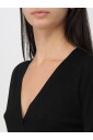 pull-en-laine-noir-a-col-en-v