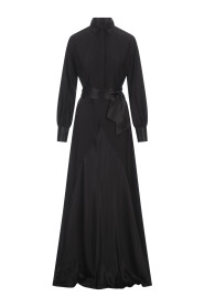 Czarna jedwabna sukienka z rozkloszowaną spódnicą