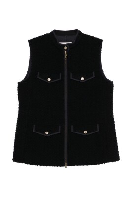 pocketed-vest-with-zipper-closure
