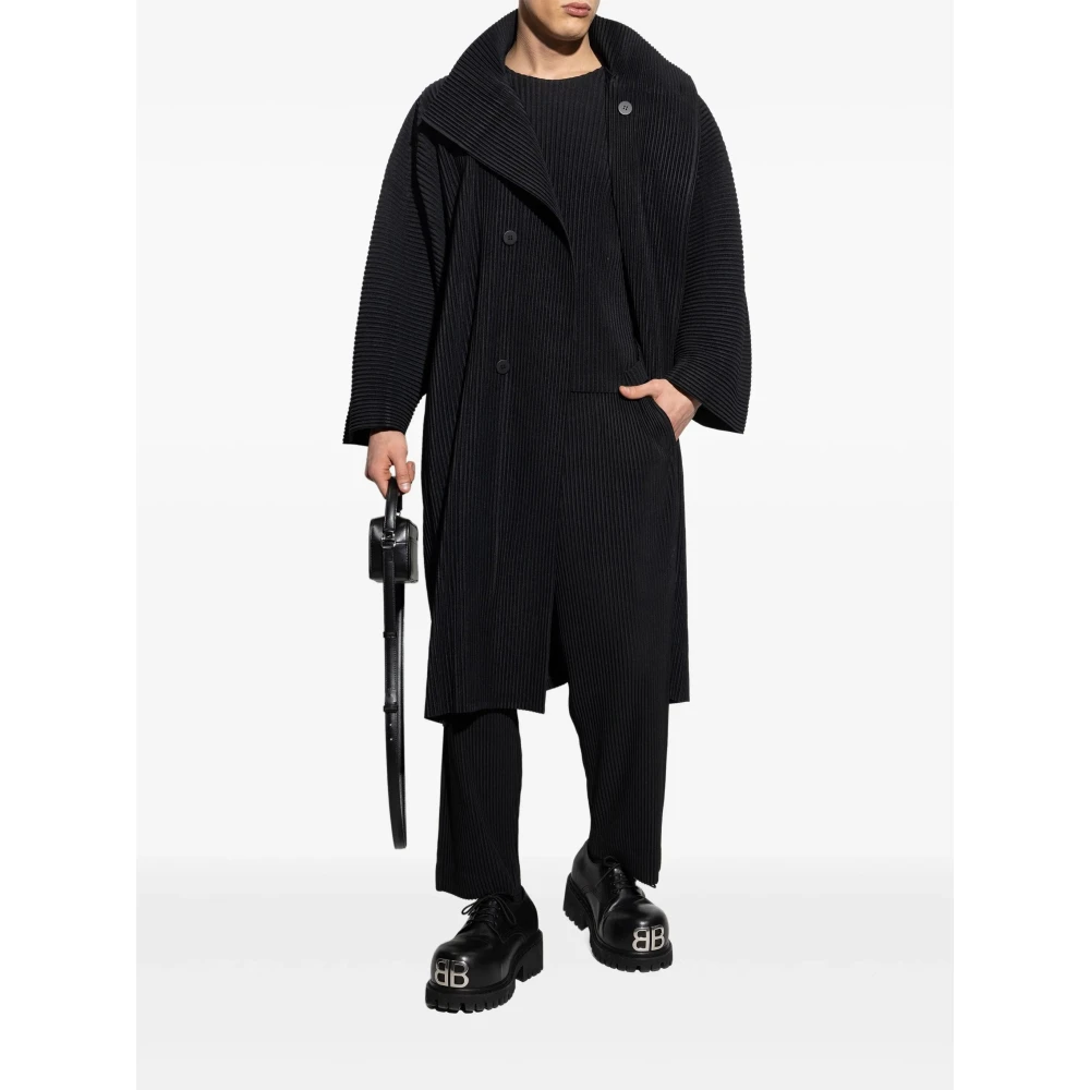 Issey Miyake Zwarte Decemberjas met Unieke Details Black Heren