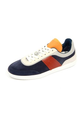 chaussures-grises-en-daim-et-cuir-a-lacets