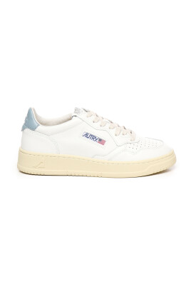 sneakers-en-cuir-blanc-avec-microperforations