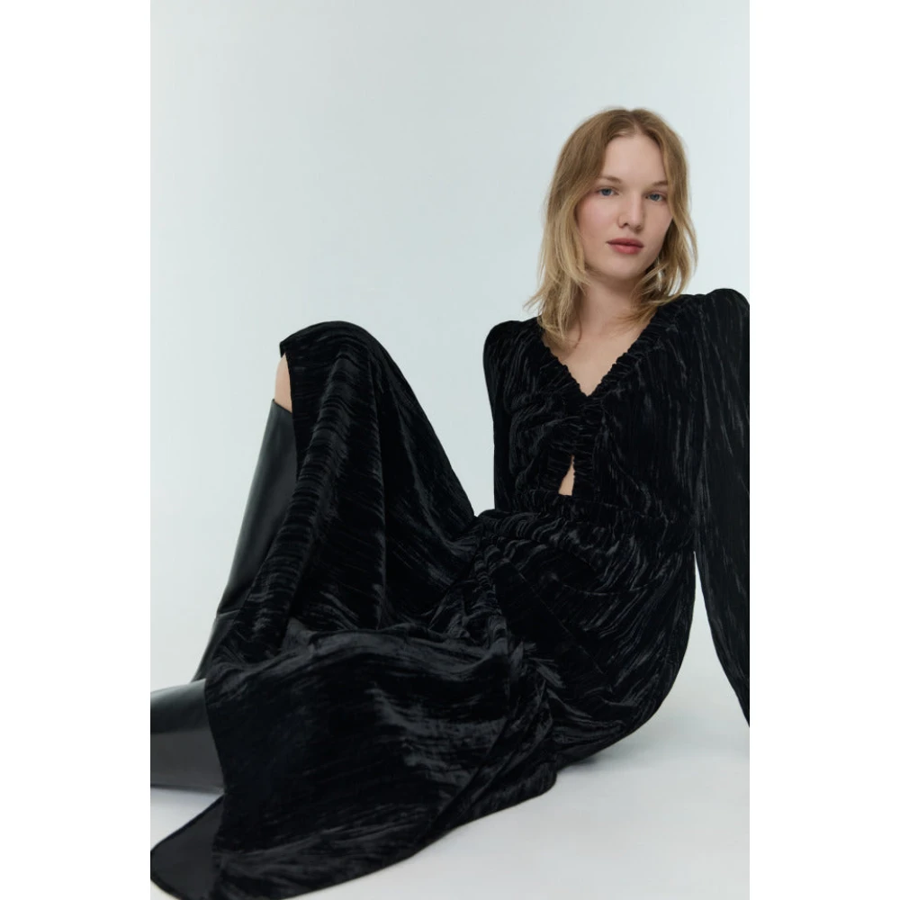 The New Society Zwart Velours V-Hals Jurk Black Dames