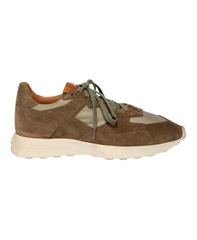 sneaker-en-daim-noisette-fait-main