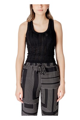 debardeur-noir-a-encolure-carree
