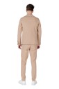 costume-a-rayures-avec-boutons-et-col-a-revers