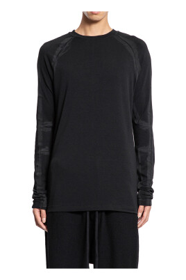 black-sweatshirt-with-coated-seams