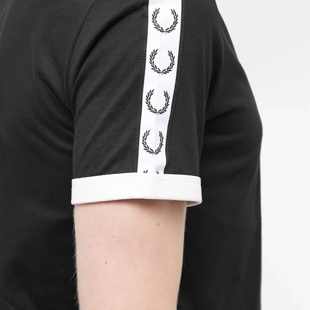Fred Perry Taped Ringer T-Shirt met Laurel Crown Mouw Detail Black Heren