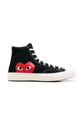 hjartlogo-tryck-svarta-sneakers