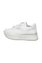 witte-sneakers-met-studs-en-veters